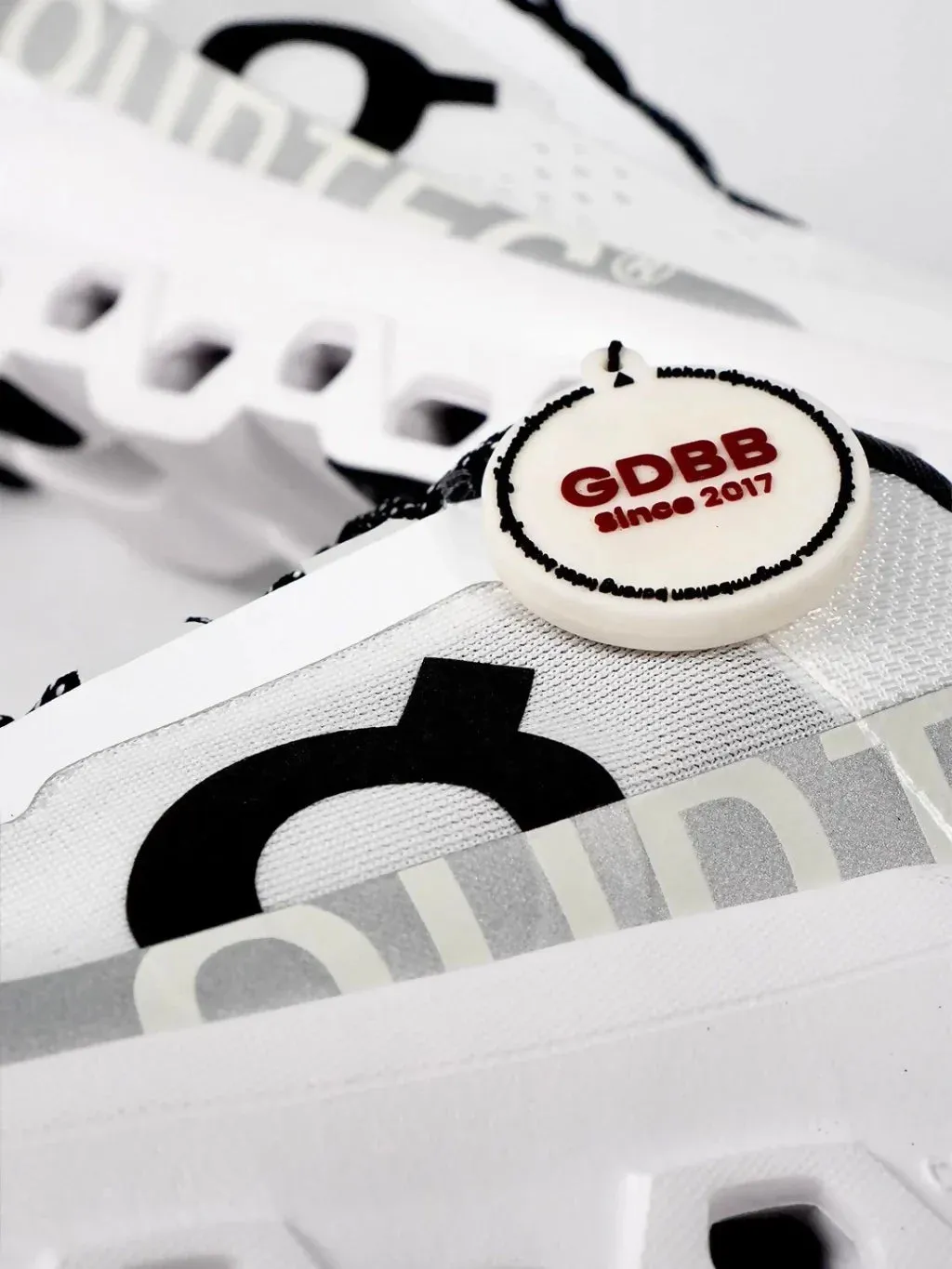 Sepatu Sneakers On Running Cloudmonster Undyed White On