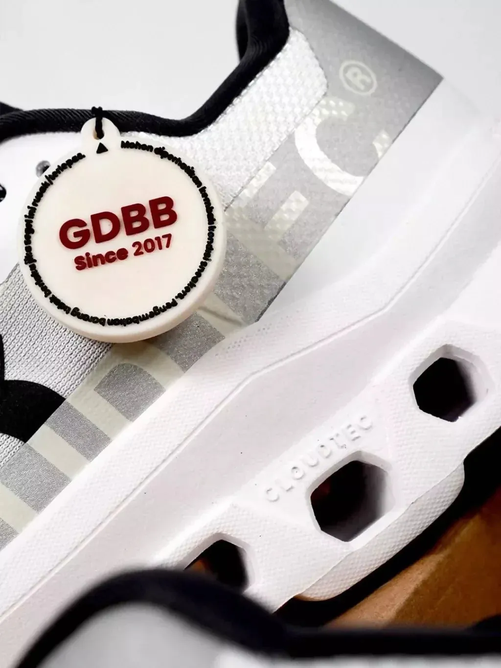 Sepatu Sneakers On Running Cloudmonster Undyed White On